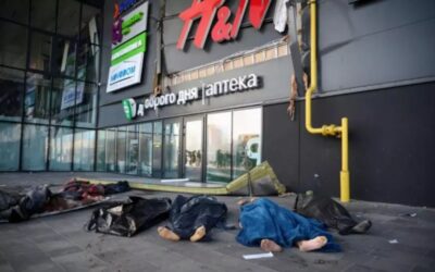 Crímenes de guerra sin freno: Rusia bombardeó un centro comercial en Kiev, muertos y cientos de heridos
