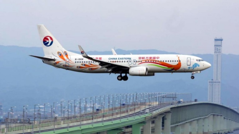 Conmoción: un avión con 133 personas a bordo se estrelló en el sur de China