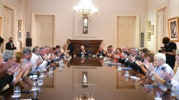 Argentina: El Gobierno prepara la convocatoria a empresarios y sindicalistas en medio de la interna