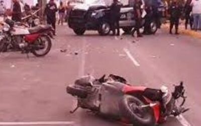 Un patrullero atropelló a dos argentinos que viajaban en moto en Cozumel, México
