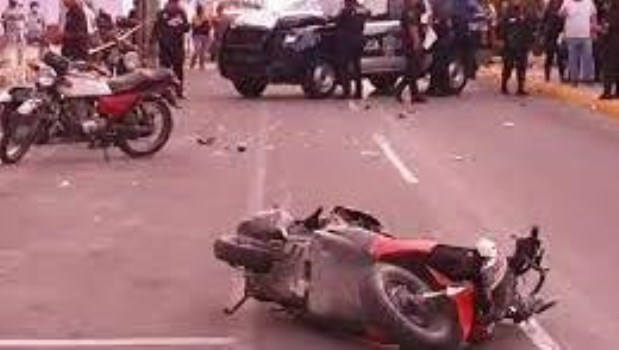 Un patrullero atropelló a dos argentinos que viajaban en moto en Cozumel, México