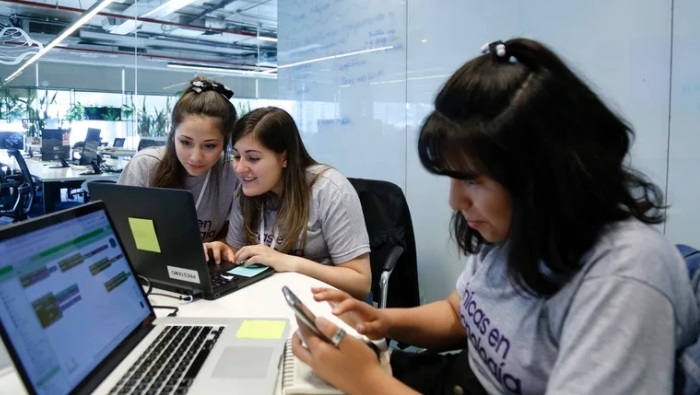 Cómo es el programa que alienta a que más adolescentes se acerquen a la programación y la tecnología