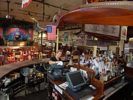 Tras casi duplicar los contagios diarios por coronavirus, Florida suspendió la venta de alcohol en bares