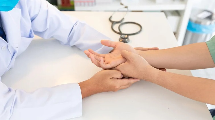 La importancia de visibilizar la artritis reumatoidea, una enfermedad que afecta con más frecuencia a las mujeres