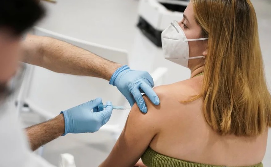 Coronavirus: la OMS admitió que podría ser necesario actualizar la composición de las vacunas
