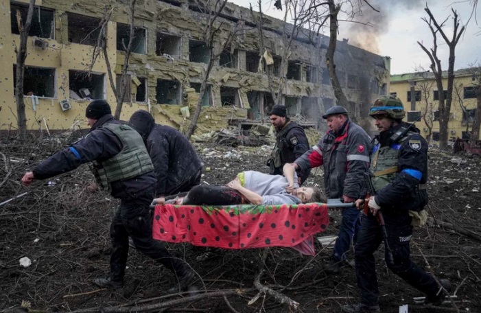 Murieron la mujer embarazada y su bebé símbolos del salvaje ataque ruso contra la maternidad en Mariupol