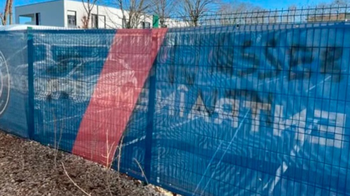Tensión en PSG: el Parque de los Príncipes amaneció con pintadas intimidantes tras los abucheos a Neymar y Messi