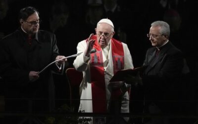 En un Vía Crucis marcado por la guerra, Francisco pidió que “los adversarios se den la mano”
