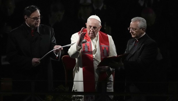 En un Vía Crucis marcado por la guerra, Francisco pidió que “los adversarios se den la mano”