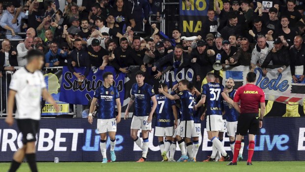 Lautaro Martínez aportó un gol para la victoria de un Inter que no le pierde pisada al Milan