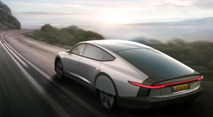 Empieza la producción del auto solar holandés que todos esperaban