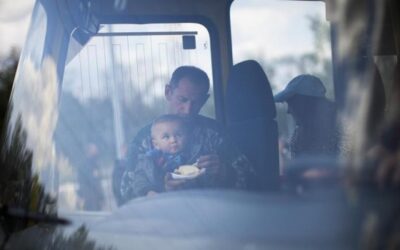 Evacuan a los primeros civiles de la planta siderúrgica de Mariupol