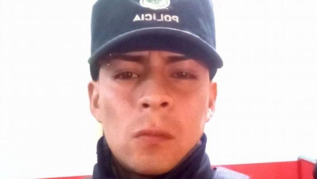 Un policía murió electrocutado al caer a las vías tras una pelea