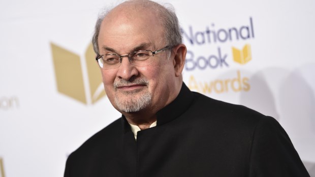 Rushdie ya está sin respirador, pudo hablar e incluso bromeó