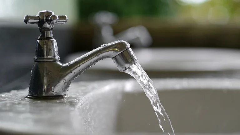 Tarifas de agua: cuáles son los barrios que van a tener que pagar más por el servicio