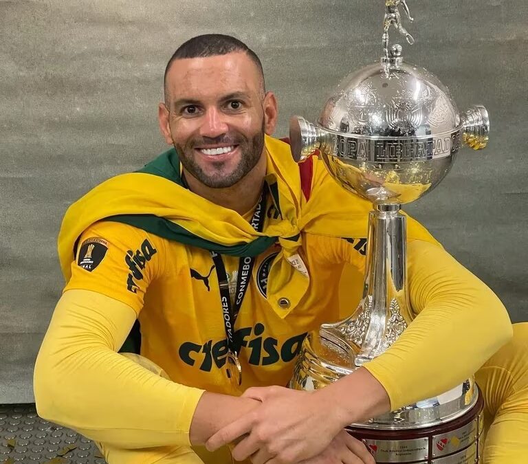 Es piloto de avión, jugó el Mundial de Qatar para Brasil y arrastra una funesta racha en los penales: la historia de Weverton, el arquero del Palmeiras