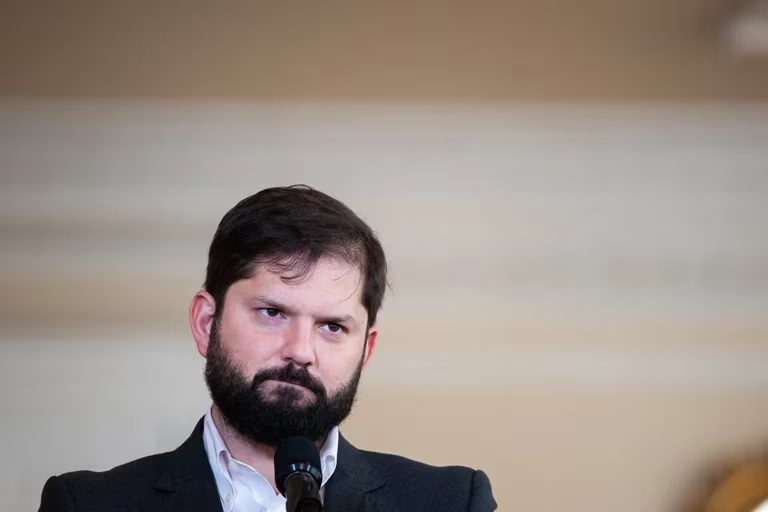 Gabriel Boric mostró su enojo con la FIFA: “Con el nombre de Chile no se juega”