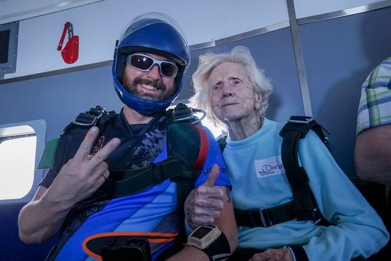 Una mujer de 104 años se convirtió en la persona más longeva en saltar en paracaídas