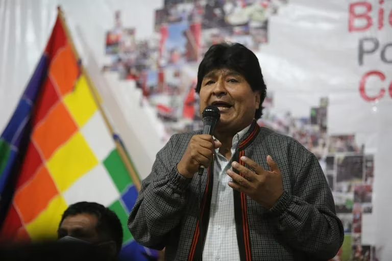 Un vocero de Evo Morales dijo que en Bolivia se “están tocando las puertas del infierno para incendiar el país”