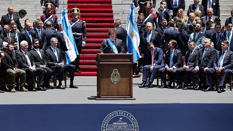 El rey de España, los presidentes y autoridades extranjeras estuvieron 34 minutos escuchando a Javier Milei en la escalinatas del Congreso