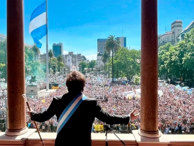 Javier Milei habló desde el balcón de la Casa Rosada: “Hemos decretado el fin de la noche populista”