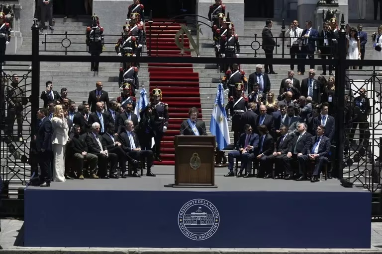 Volodomir Zelensky, el rey Felipe VI y varios presidentes, presentes en la asunción de Javier Milei
