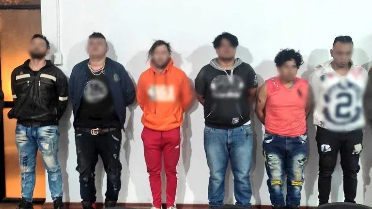 La Policía de Ecuador capturó terroristas y liberó a tres oficiales secuestrados, pero siguen los ataques con explosivos y las cárceles tomadas