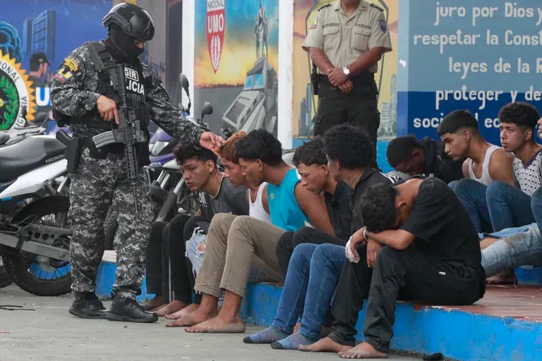 Violencia en Ecuador: qué se sabe hasta ahora sobre los ataques narco y la búsqueda del líder de Los Choneros