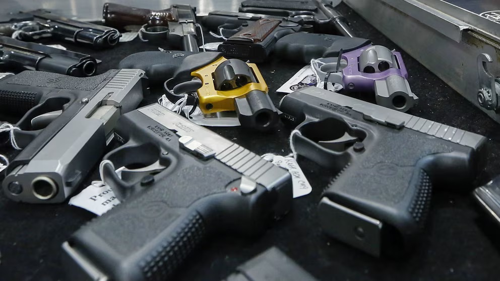 Argentina: El Gobierno bajó la edad mínima para portar armas a 18 años