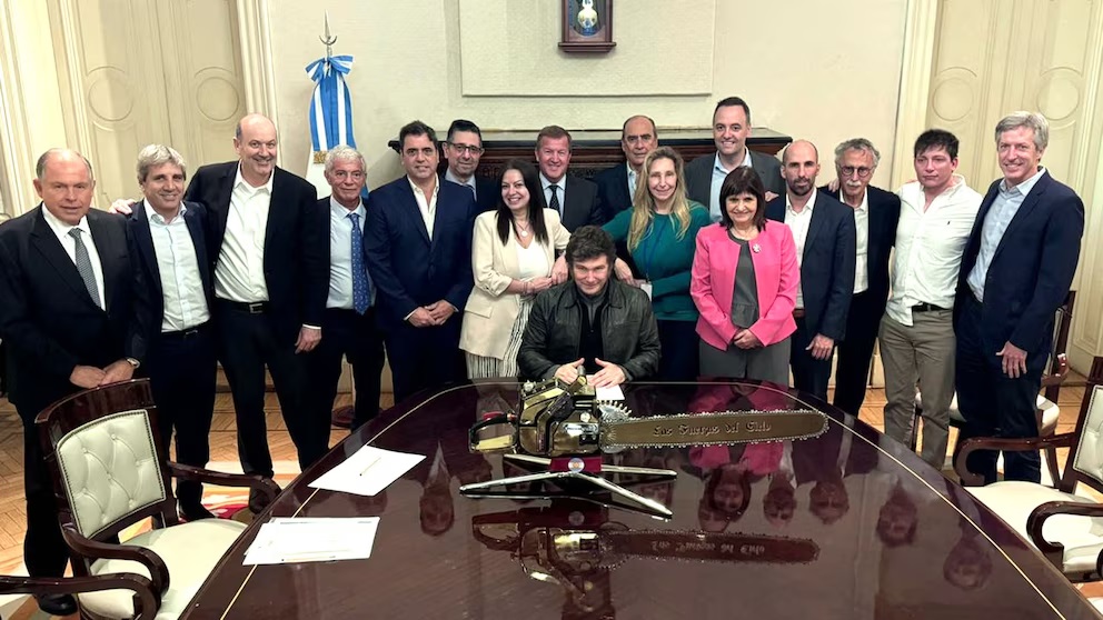 Milei sacó un “distinguido” en economía en su primer año y en 2025 deberá rendir examen sobre crecimiento