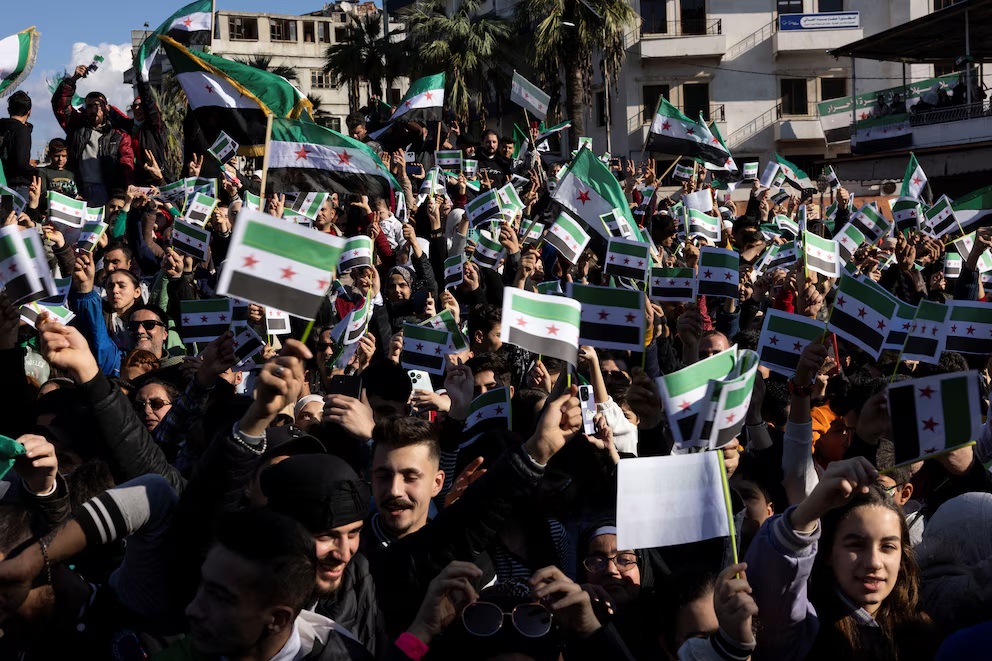 Miles de personas celebraron la caída del régimen de Bashar Al Assad en distintos puntos de Siria