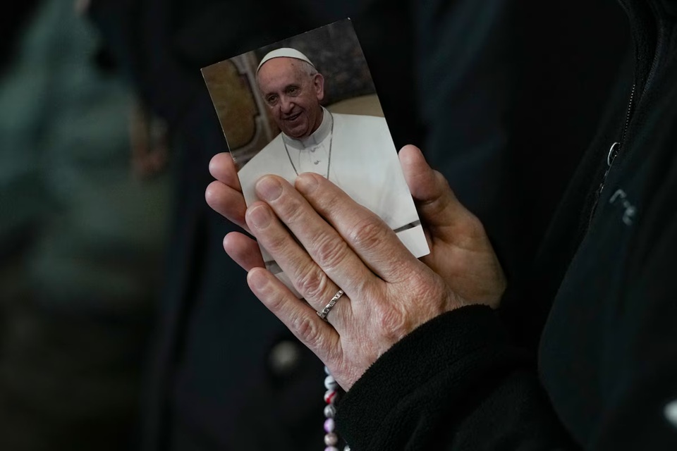 El estado de salud del Papa Francisco se mantiene estable, pero los médicos optan por no darle de alta todavía