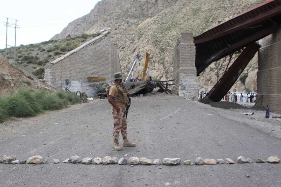 Un grupo de rebeldes tomó a 450 rehenes en un tren en Pakistán