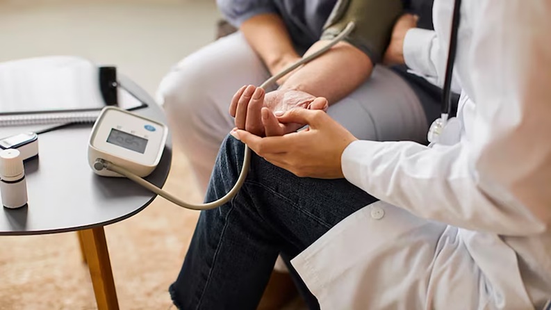 Controlar la presión arterial disminuye hasta 15% el riesgo de desarrollar demencia