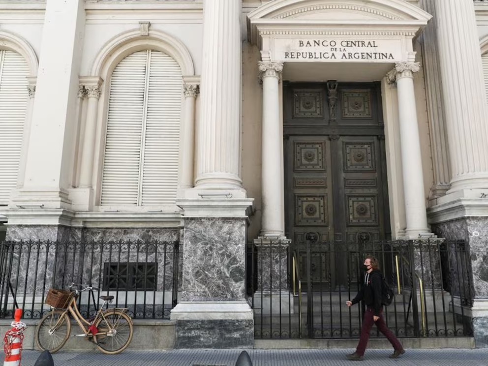 El Banco Central tuvo otra jornada de ventas y desembolsó USD 678 millones en el mercado para frenar la suba del dólar