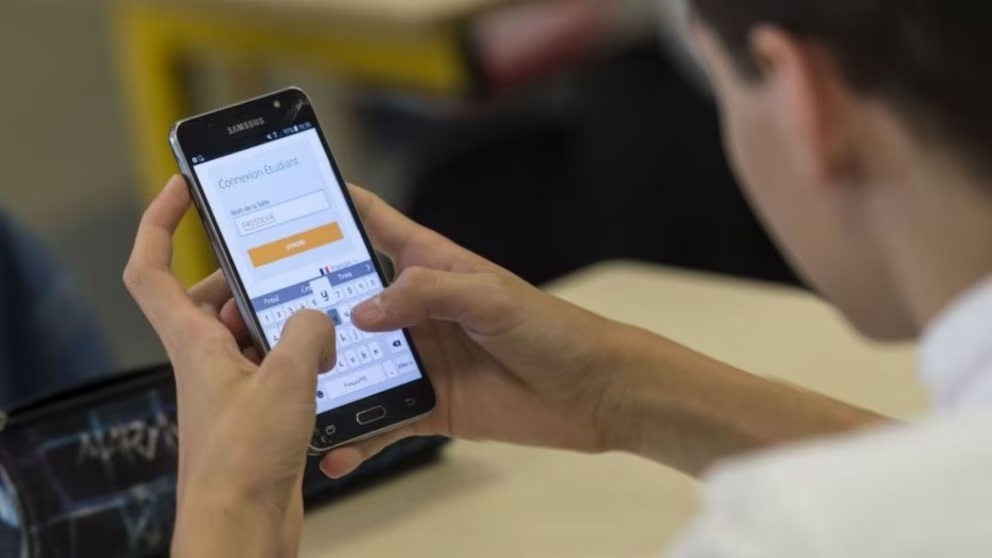 Prohíben por ley usar celulares en las escuelas primarias de provincia de Buenos Aires