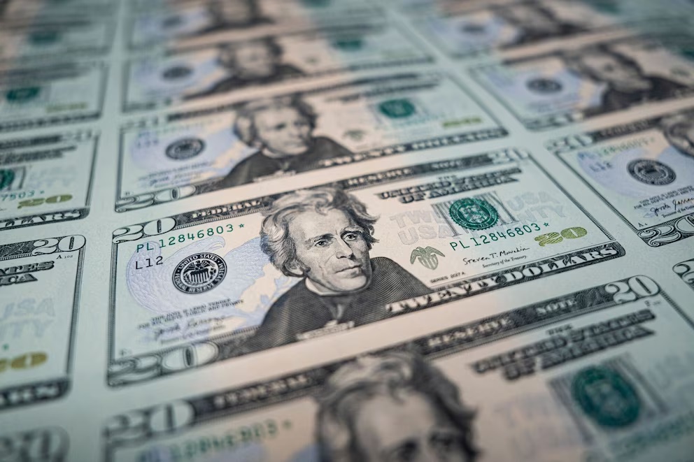 El respaldo financiero de EEUU calmó al dólar, que se alejó del techo de la banda y cerró a $1.430