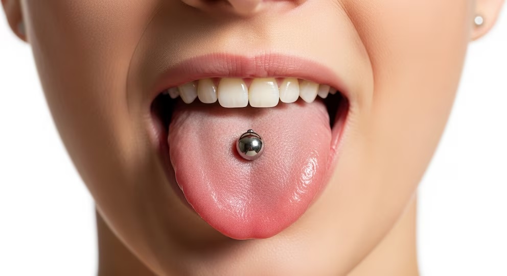 Piercing en la lengua: expertos alertan sobre complicaciones inesperadas para la salud bucal