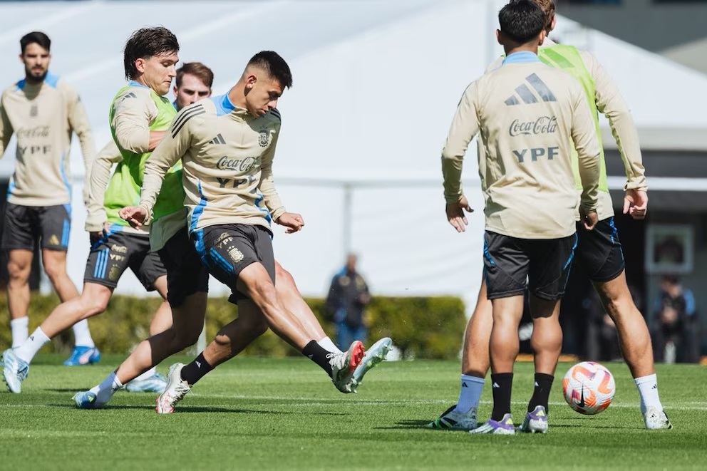 Sin Messi ni Cuti Romero, la Selección se entrenó pensando en Ecuador: las jóvenes estrellas que se sumarían al equipo