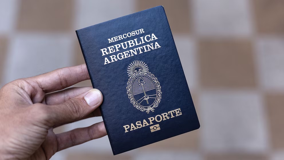 Piden a ciudadanos argentinos que devuelvan miles de pasaportes por una falla de seguridad en su fabricación