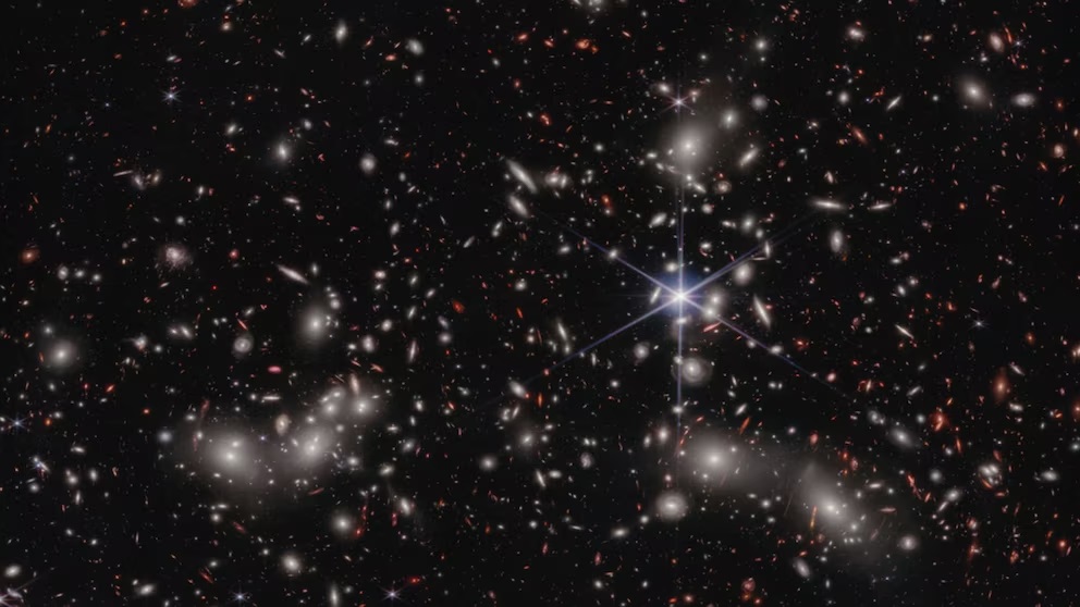 El telescopio James Webb detecta cientos de puntos rojos en el universo primitivo