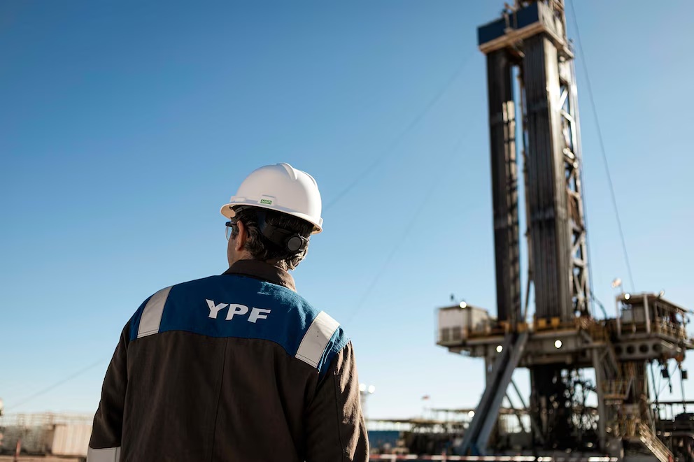 Cuál es el gigante del petróleo árabe que está a un paso de ingresar al proyecto de GNL liderado por YPF