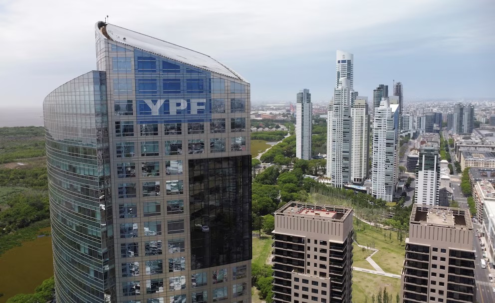 Tras las elecciones, YPF cerró préstamos por USD 1.200 millones y busca acelerar su proyecto de GNL