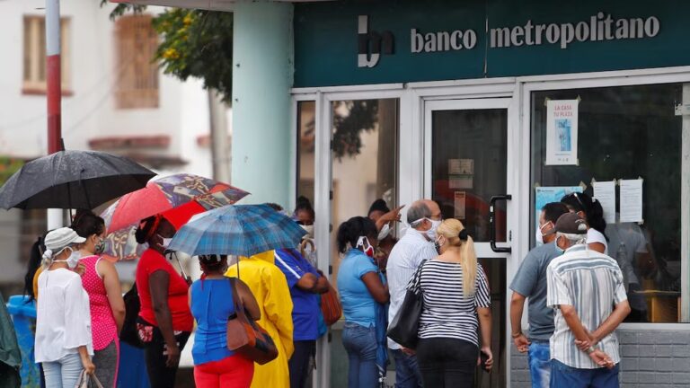 El régimen cubano endurece el control sobre las cuentas en dólares y profundiza la grave crisis que atraviesa la isla