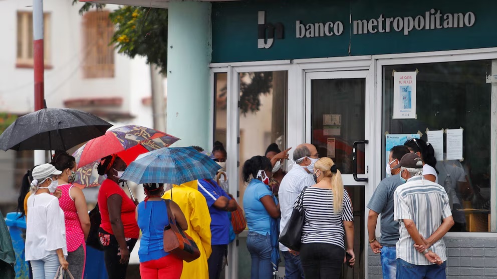 El régimen cubano endurece el control sobre las cuentas en dólares y profundiza la grave crisis que atraviesa la isla