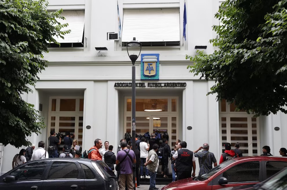Allanaron la sede de la AFA y clubes de fútbol por la causa Sur Finanzas