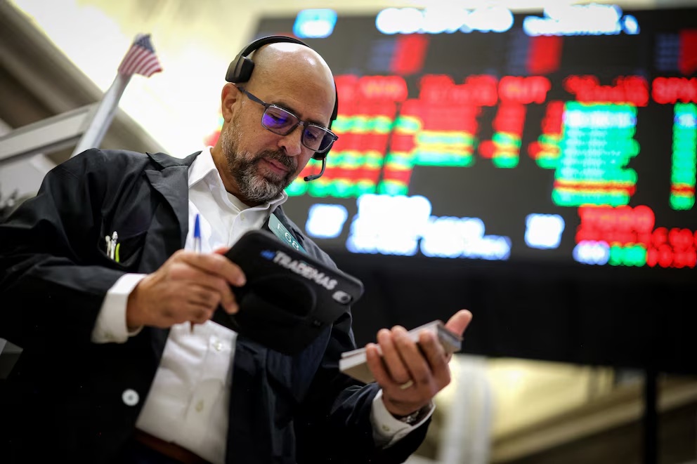 Mercados: las acciones y los bonos operaron en baja por el arrastre negativo de Wall Street