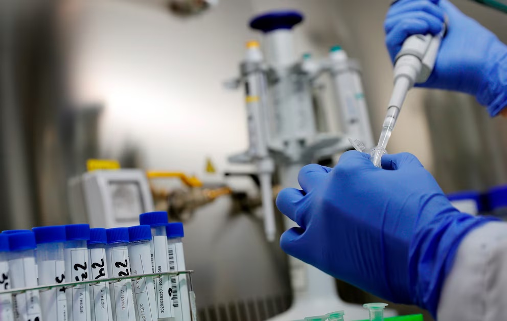 Cómo se transmite el virus Nipah y por qué alertó a autoridades de salud en Asia y Europa
