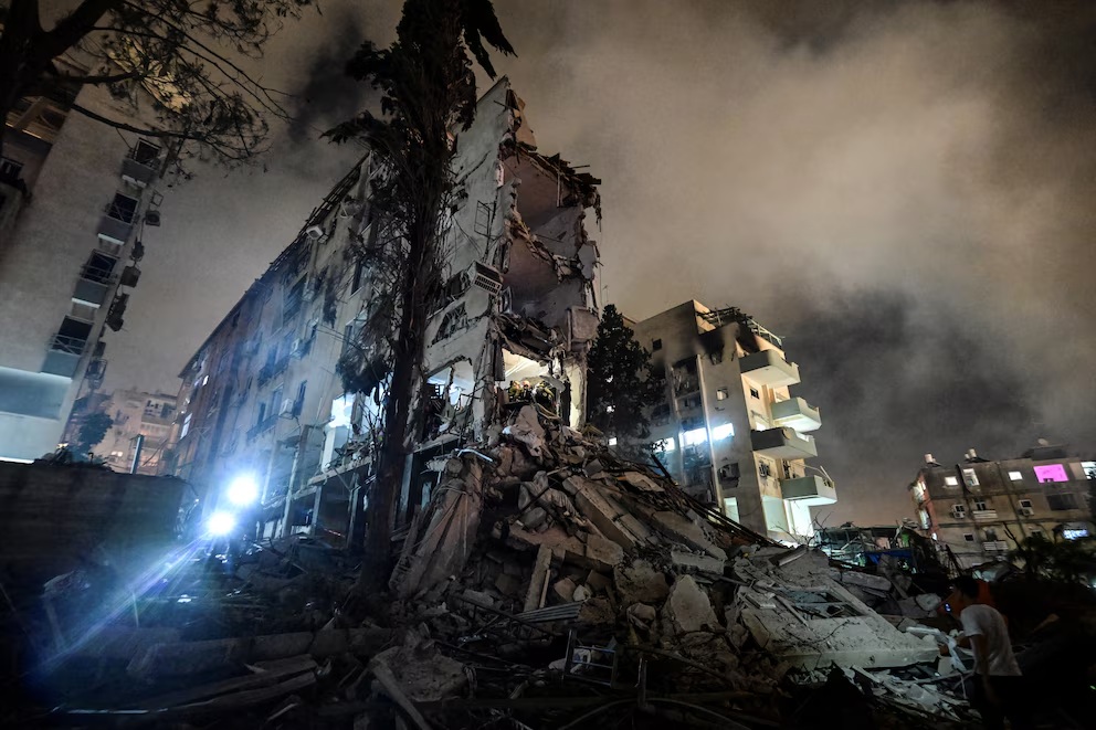 La Guardia Revolucionaria lanzó una ofensiva conjunta con Hezbollah: un misil impactó en un edificio en Tel Aviv