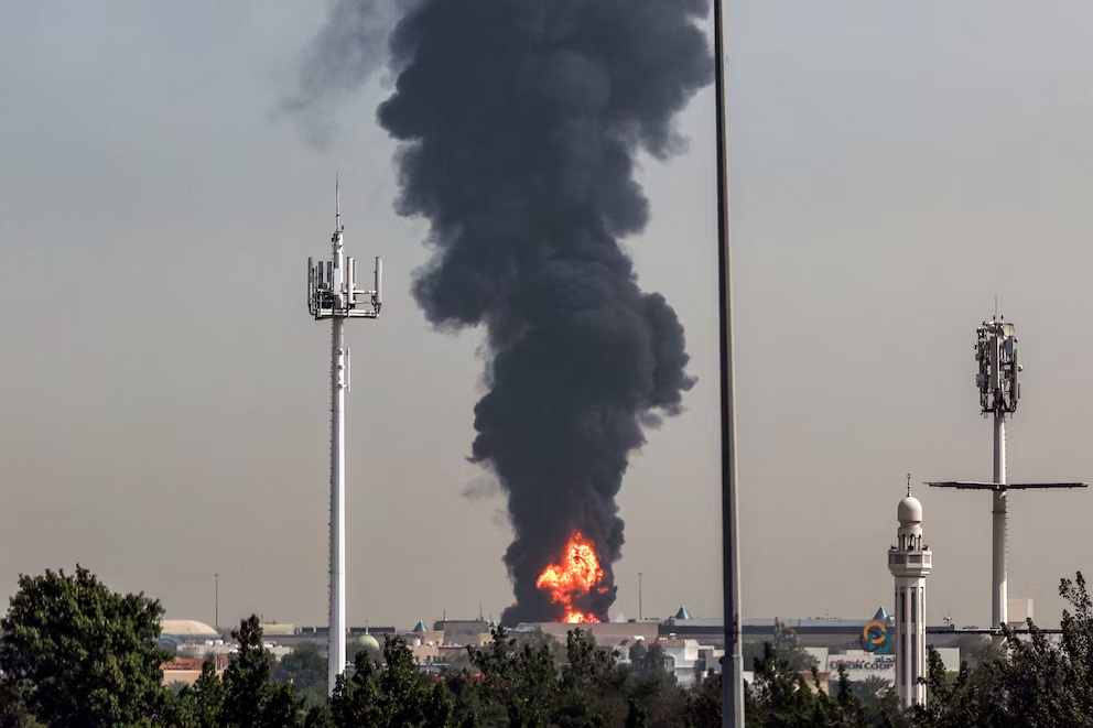 Un dron incendió un tanque de combustible en el aeropuerto de Dubai y obligó a suspender vuelos